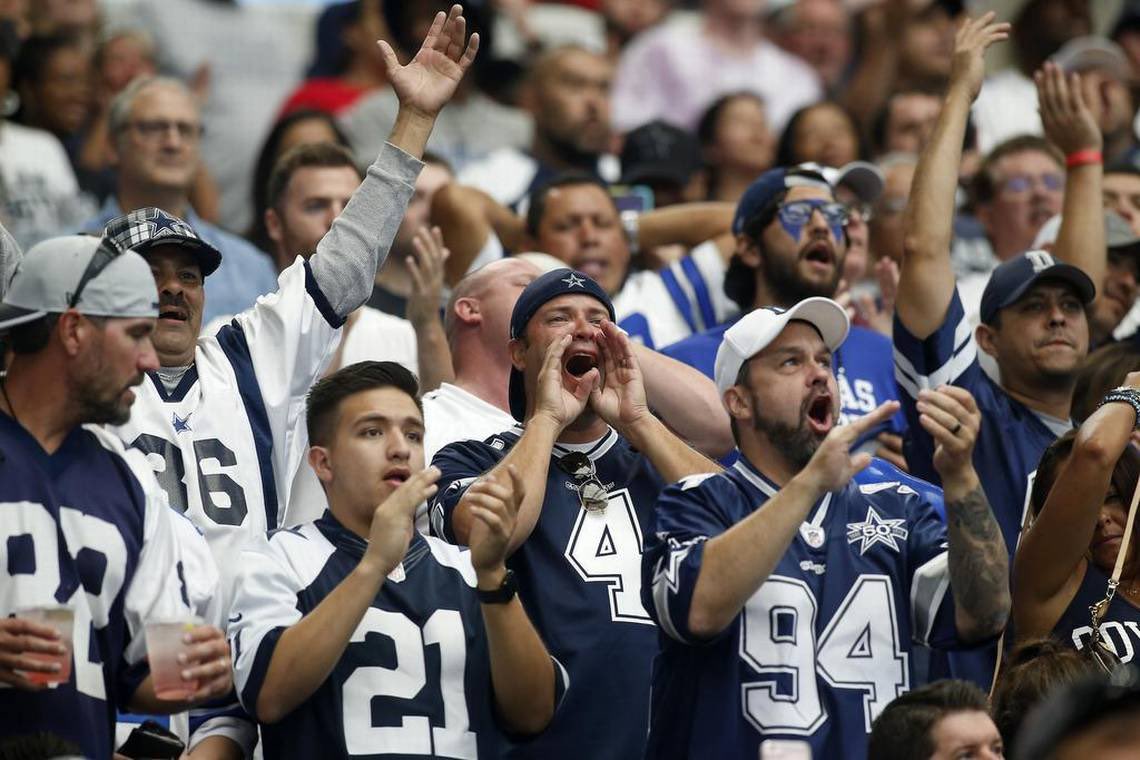 NFLMemesDaily's tweet photo. Please don't make fun of children who believe in Santa, I know grown men who still believe in the Dallas cowboys. https://t.co/3oRQLtTPZp