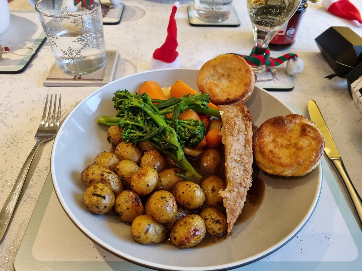 Merry Vegan Christmas to all vegans, and future vegans! 

Our vegan Christmas dinner 🎄 was delicious 😋 there's no need to have a cruel meal, no trade offs needed. 
#ChristmasDinner
#MondayMood 
#GoVegan