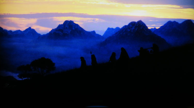Están dando Willow en Cuatro, y me parece uno de los fracasos de taquilla más incomprensibles de la historia del cine. Tiene todo el carisma, el ritmo, la factura técnica, y planazos de lucimiento que ríete tú de CUALQUIER otra película de fantasía.