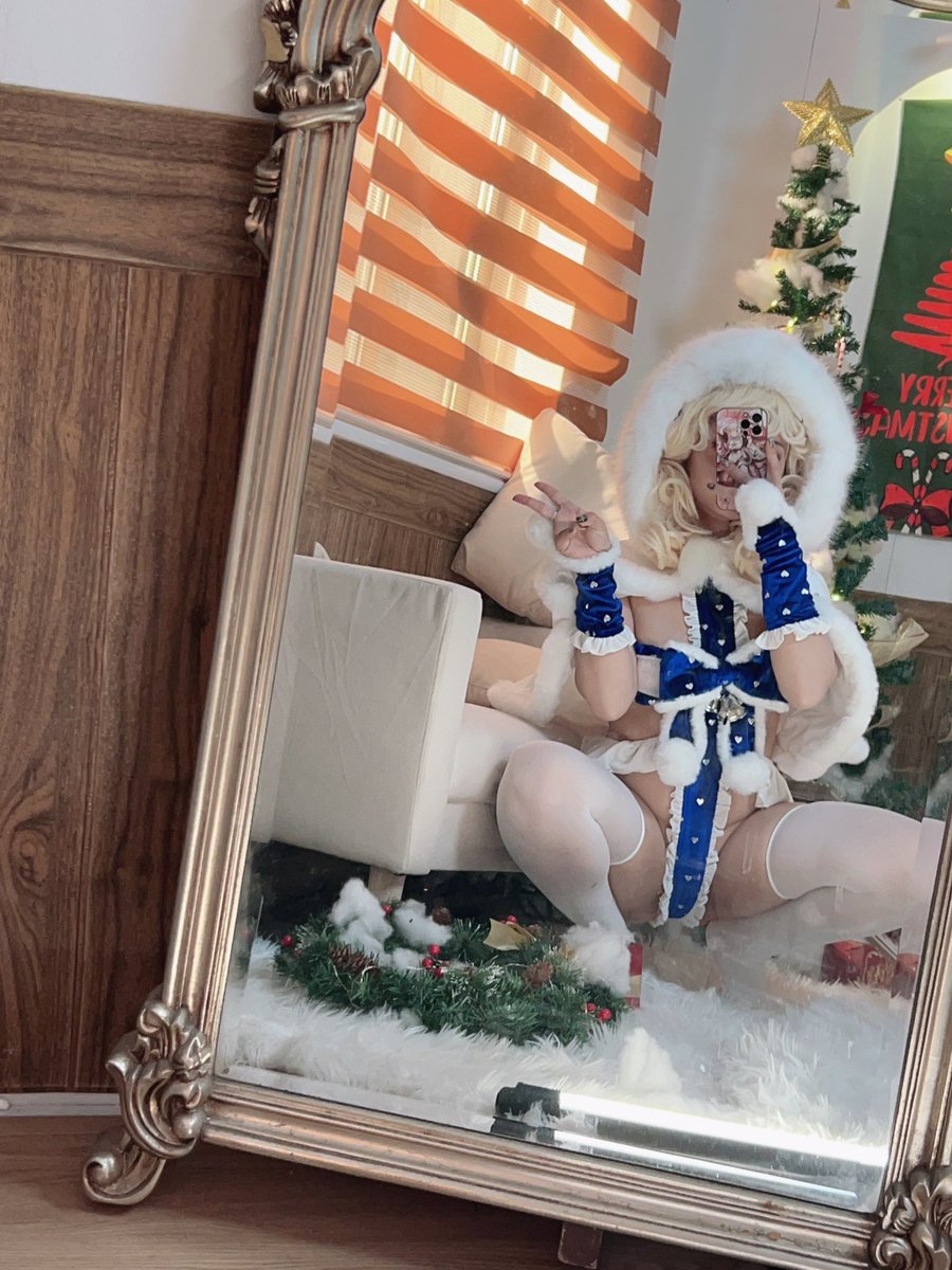 废物小狗，虽然新的一年里你也没什么长进，但妈妈还是有给你准备礼物喔。
阿呀，感动得掉眼泪了吗？只有眼睛掉眼泪了吗？这样可不够哦。
哼，怎么用这种眼神看妈妈？你知道妈妈想要什么吧？
对，让妈妈开心一下，然后小狗才可以拿到圣诞礼物哦～
#marryChristmas2023 #反差 #白丝 https://t.co/CAQFuYtKNn
