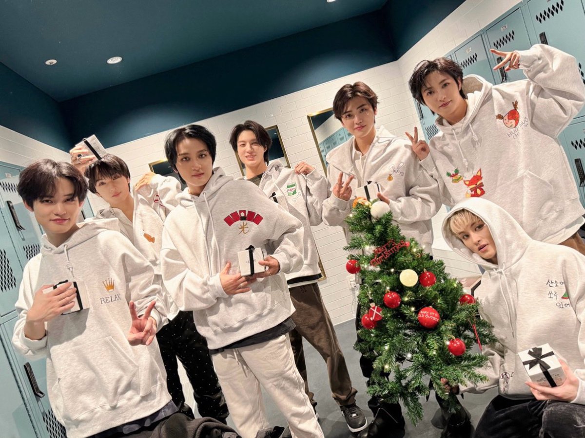 ______7dr's tweet photo. ロンジュンサンタが作ったフーディ

🐯「酸素に焼酎が入ってる？」
🦊火鍋とキツネとベル
🐶牛乳と🦴
🐻花札の五光
🐰うさぎと💰
🐬RELAX（ROLEXのロゴ）
🐹たい焼き

1人ずつに合わせて絵描いたロンジュンサンタ🥲 https://t.co/HCbL07QiOb