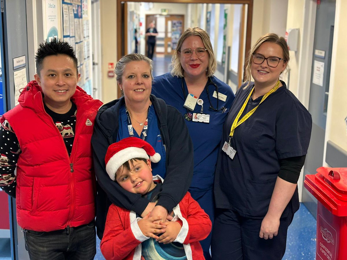Merry Christmas from the <a href="/WHHNHS/">WHH 🏥</a> ICU Christmas Day medical team (and helper!) @LauraWalton80