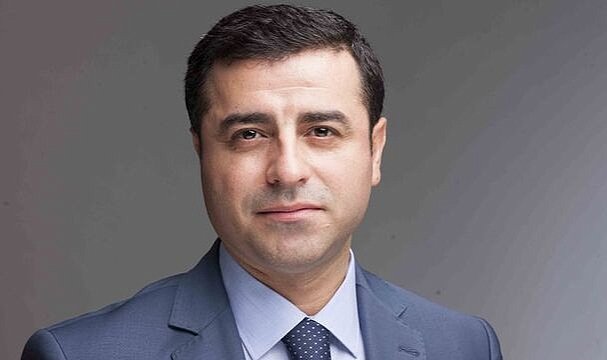 rukenturhalli's tweet photo. Selahattin Demirtaş şahsımızda Kürt ve Kürdistan gerçeği mahkum edilmek isteniyor.Ben Kürt’üm, anavatanım Kürdistan’dır her iki kimliğim onurdur, kimse bu değerleri yargılayamaz.
Sevenlerim bilsin ki Şeyh Saidin torunlarındanım.
İhanet eden Şeyh Sait değildir
#SelahattinDemirtaş https://t.co/2pF3g5SUPX