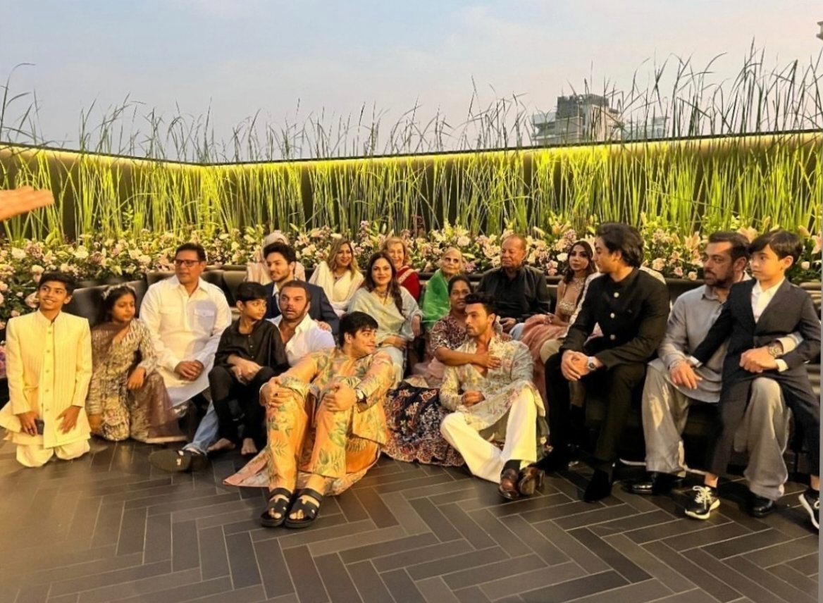 KHAN Family  at Arbaaz Khan's marriage ceremony 

#SalmanKhan #arbaazkhanwedding #ArbaazKhanMarriage #ArbaazKhan #SshuraKhan