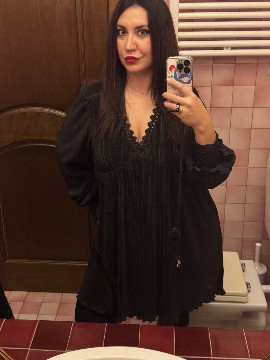 Sono a pranzo dai miei zii… (oramai quasi finito per fortuna..). Arrivo e mia zia vedendomi ‘ahhh per fortuna, oggi sei vestita bene…che com’eri a Maggio nn mi piacevi’ … 🤡🤡🤡
… e buon Natale anche a te cara mia zia ☠️☠️☠️
#ancheateefamiglia 🪦