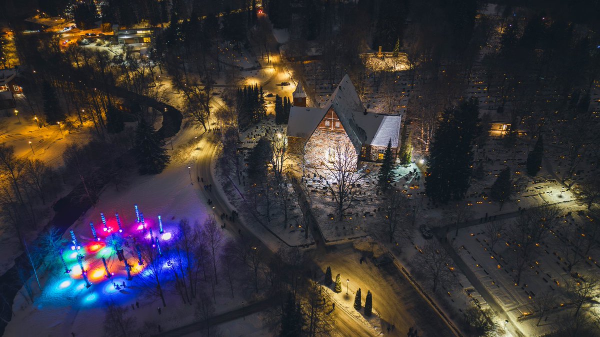 Valoteos Espoon keskuksessa Tuomiokirkkopuistossa : Taian aallot 21.12. - 6.1.
Taian aallot -valoinstallaatio Espoon keskuksessa
Kuvat: Marko Malm
<a href="/tapahtumatespoo/">Kaupunkitapahtumat Espoo</a> 
<a href="/EspooEsbo/">Espoon kaupunki</a> 
@visitespoo 
<a href="/espoo/">espoo</a>
#espoo #taianaallot #valotaide #lightart