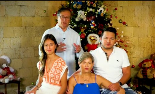 Rincon001A's tweet photo. Cuál Familia admira más ?

Familia Petro 🔁
Familia Bukele ❤ https://t.co/NXmCYs7rN8
