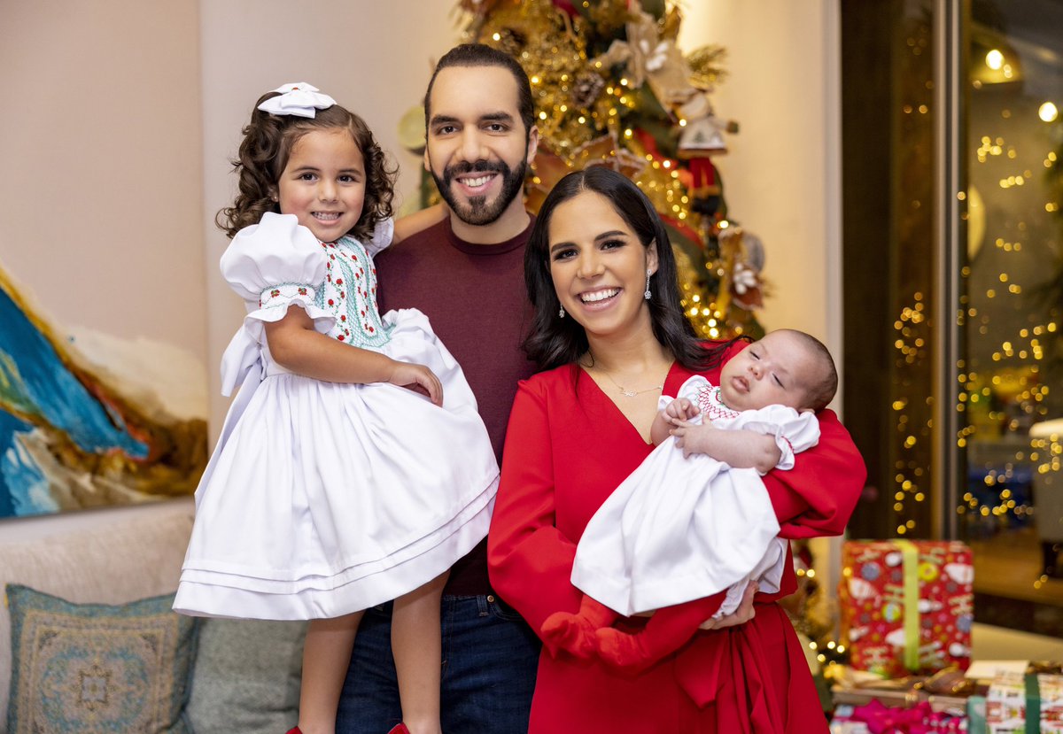 Rincon001A's tweet photo. Cuál Familia admira más ?

Familia Petro 🔁
Familia Bukele ❤ https://t.co/NXmCYs7rN8
