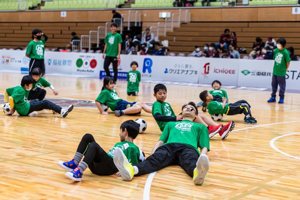 KoshigayaAlphas's tweet photo. ⚽️イベント実施報告🏀
12/23(土)エキシビション企画として『#まるすぽ』を開催！

現役Jリーガー片山瑛一選手&アルファーズOBでありスクールコーチである村田翔選手
が講師を務め、「サッカー体験」「バスケットボール体験」「リレー対決」にチャレンジ⚽️🏀

試合前のメインコートで、2つのスポーツを通してボールと触れ合う楽しさを伝えるスペシャルな機会となりました✨
ご参加くださった皆さま、ありがとうございました😆

@e11chi30 @bnananana