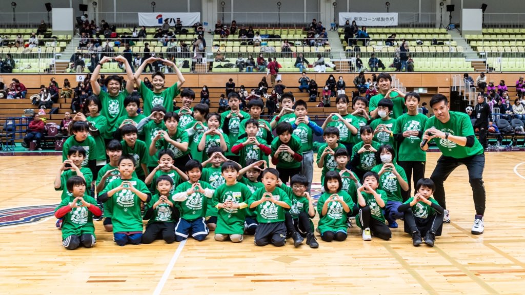 KoshigayaAlphas's tweet photo. ⚽️イベント実施報告🏀
12/23(土)エキシビション企画として『#まるすぽ』を開催！

現役Jリーガー片山瑛一選手&アルファーズOBでありスクールコーチである村田翔選手
が講師を務め、「サッカー体験」「バスケットボール体験」「リレー対決」にチャレンジ⚽️🏀

試合前のメインコートで、2つのスポーツを通してボールと触れ合う楽しさを伝えるスペシャルな機会となりました✨
ご参加くださった皆さま、ありがとうございました😆

@e11chi30 @bnananana