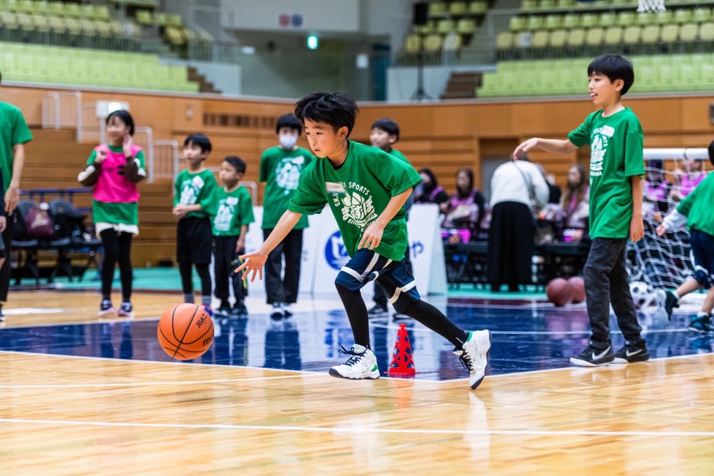 KoshigayaAlphas's tweet photo. ⚽️イベント実施報告🏀
12/23(土)エキシビション企画として『#まるすぽ』を開催！

現役Jリーガー片山瑛一選手&アルファーズOBでありスクールコーチである村田翔選手
が講師を務め、「サッカー体験」「バスケットボール体験」「リレー対決」にチャレンジ⚽️🏀

試合前のメインコートで、2つのスポーツを通してボールと触れ合う楽しさを伝えるスペシャルな機会となりました✨
ご参加くださった皆さま、ありがとうございました😆

@e11chi30 @bnananana