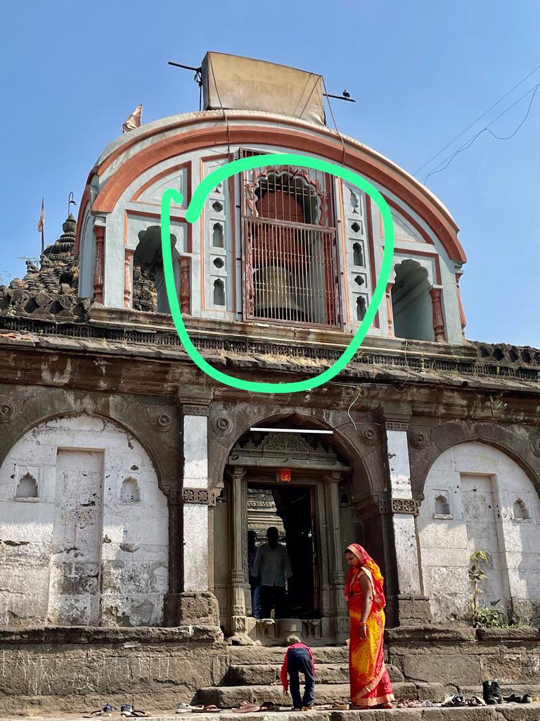 pallavict's tweet photo. How the Marathas got back to the Portuguese for their civilisational assault
We have heard horror stories on the #GoanInquisition from @ShefVaidya tai & others
How many of us are aware of this chapter in Maratha history, when Chimajiappa, brother of Bajirao 1, defeated the Portuguese to capture Vasai Fort in 1739 ?
The Marathas then removed 6 church bells from the churches in Bassein (Vasai) Fort, which were then carried off on elephant backs as victory souvenirs by the Maratha sardars to their home towns at various places in Maharashtra
One of the Church bells is at Naroshankar temple in Nashik is called “Naroshankarachi Ghanta”.
It is 2.5-ft high and 10.25ft in circumference
This bell is also an indicator of floods in Godavari river (called Ganga of the West) when the waters of the river reach the bell
& how did Bollywood project Chimajiappa ?
As a vicious man who tortured Mastani, a totally made up story
Know your true history 👍👍
