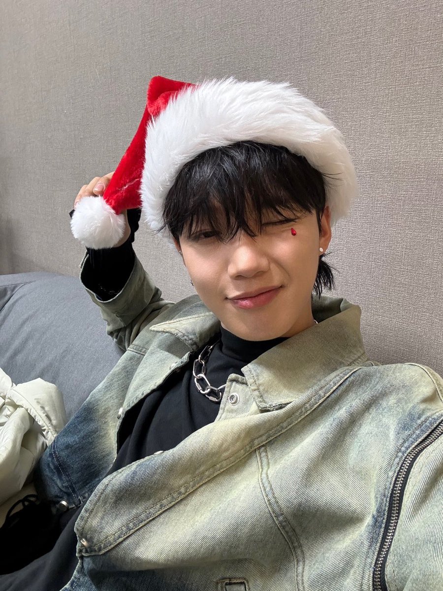 LYM_offcl's tweet photo. [📸] 2023.12.25 
2023 LIMYOUNGMIN 
🎄BIRTHDAY &amp; CHRISTMAS🎄

#임영민 #LIMYOUNGMIN
#HAPPYYOUNGMINDAY https://t.co/1AcEfaMK5r