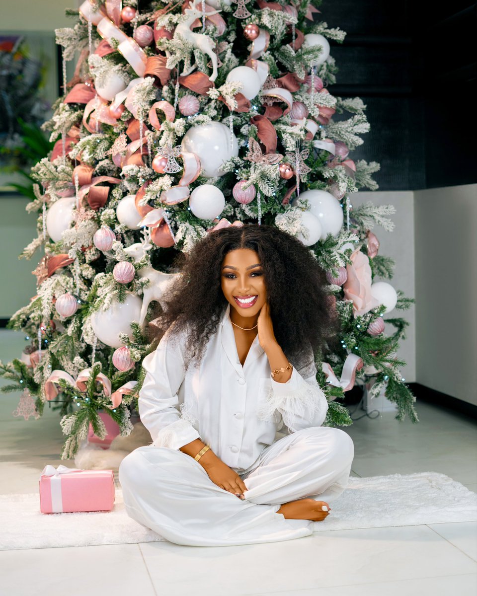 real_mercyeke's tweet photo. May this season be full of light and laughter for you and your family.

Merry Christmas!🎄🎁 🤍 https://t.co/LkwH5sEyFZ