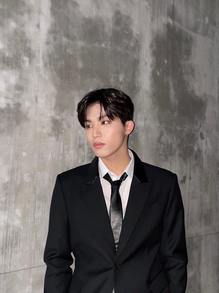 iksanpjw's tweet photo. Jeongwoo Christmas in 2022 and 2023 🤍 #박정우 https://t.co/q39Ckhy8IC