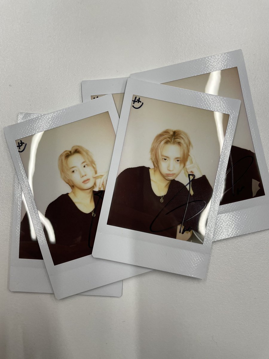 JUSTB_twt's tweet photo. [#건우] Merry Christmas &amp; Happy Holiday to Every Single One of You 🤍

#JUSTB #저스트비 #GEONU https://t.co/Gm8wWIgRj4