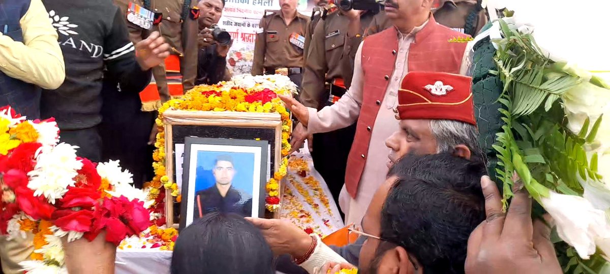 UshaKori_INC's tweet photo. #Kanpur
#Assembly_Bilhaur
गत बृहस्पतिवार को J.& K.के #राजौरी में आतंकी हमले में शहीद हुये चौबेपुर क्षेत्र के गाँव भाऊपुर निवासी श्री करन कुमार यादव का आज उनके गांव भाऊपुर में पार्थिव शरीर पहुंचने पर उन्हें पुष्प अर्पित कर नमन करते हुये।
अंतिम यात्रा में शामिल रही।
#KaranKumar https://t.co/2n4tnIcK4J