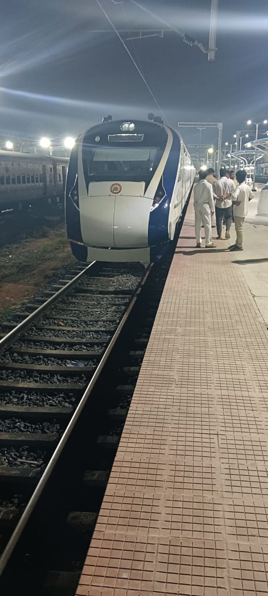 Rake of Mangaluru Central-Madgaon Jn Vande Bharat Express arrived Mangaluru Central today!😍🔥 @DRMPalghat @GMSRailway @nalinkateel @VisitUdupi @MangaloreCity