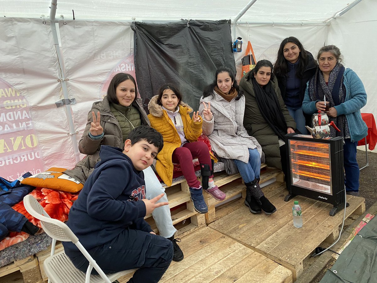 _UmutTv's tweet photo. 📌Almanya’da süresiz açlık grevi direnişi devam ediyor

283 gündür süresiz açlık grevinde olan Eda Deniz Haydaroğlu Düsseldorf Yüksek eyalet mahkemesi önündeki direniş çadırından herkesi selamlıyor; 

“Direniş mevzilerimizi ziyaret edin, mücadeleyi büyütelim!” #Hungerstreik129 https://t.co/H5qD7OBOng