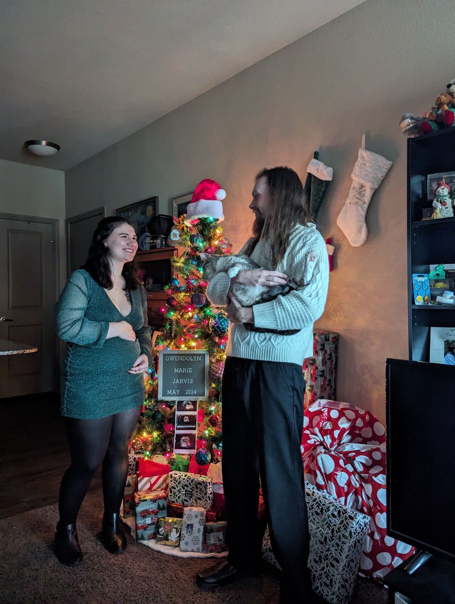 hayhaybearrr's tweet photo. Santa knew what we wanted for Christmas this year! We can’t wait to meet you in May, Gwendolyn! We love you❤️💚 https://t.co/aDZSZM3Pjf