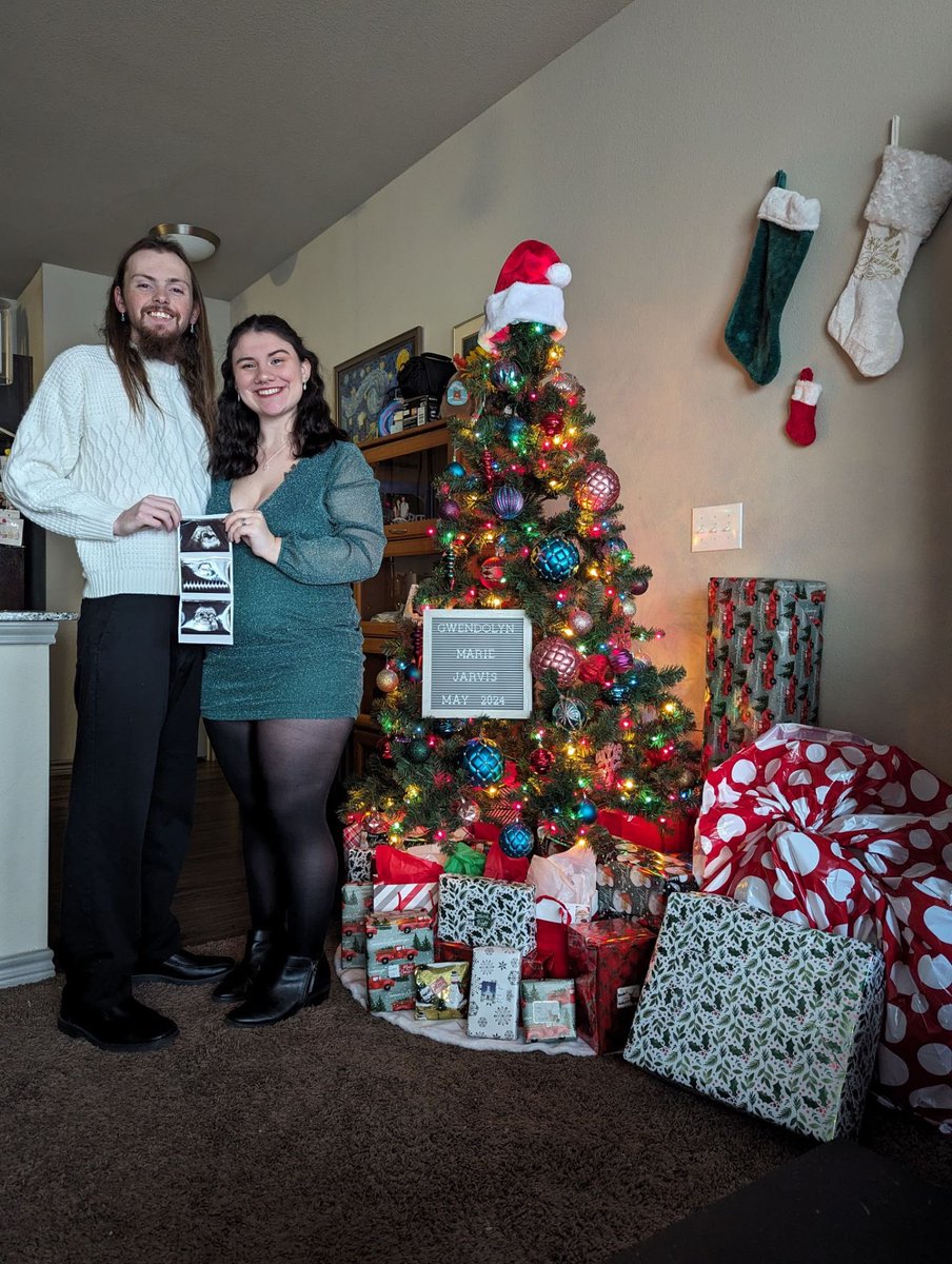 hayhaybearrr's tweet photo. Santa knew what we wanted for Christmas this year! We can’t wait to meet you in May, Gwendolyn! We love you❤️💚 https://t.co/aDZSZM3Pjf