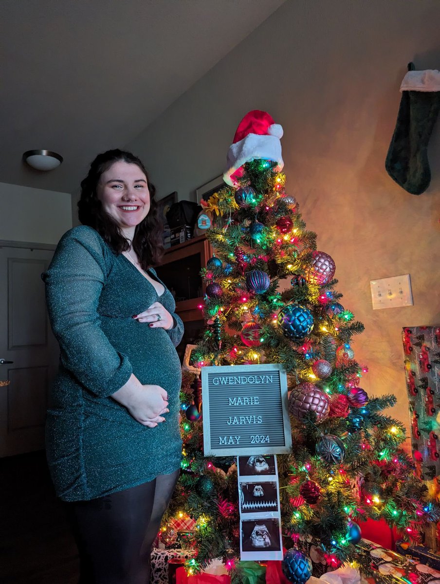 hayhaybearrr's tweet photo. Santa knew what we wanted for Christmas this year! We can’t wait to meet you in May, Gwendolyn! We love you❤️💚 https://t.co/aDZSZM3Pjf