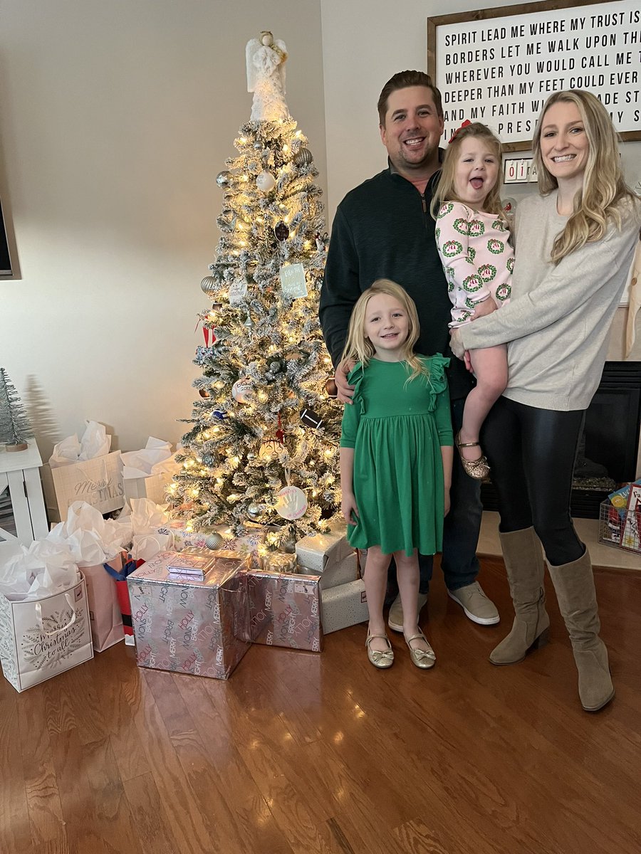 caprewett's tweet photo. Merry Christmas from the Prewett family!! 
🎄🎄🎄 https://t.co/mxiXUBNnOu