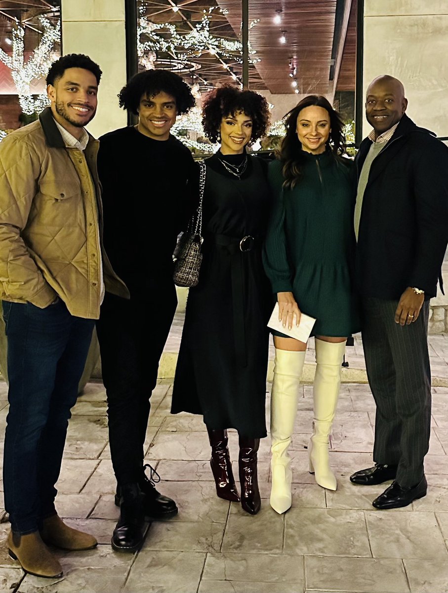 ggastonw's tweet photo. Merry Christmas!  Had a wonderful dinner and evening with the fam last night at “The Mexican” great food and excellent service! 🎄🎁 https://t.co/RyhtavjSMH