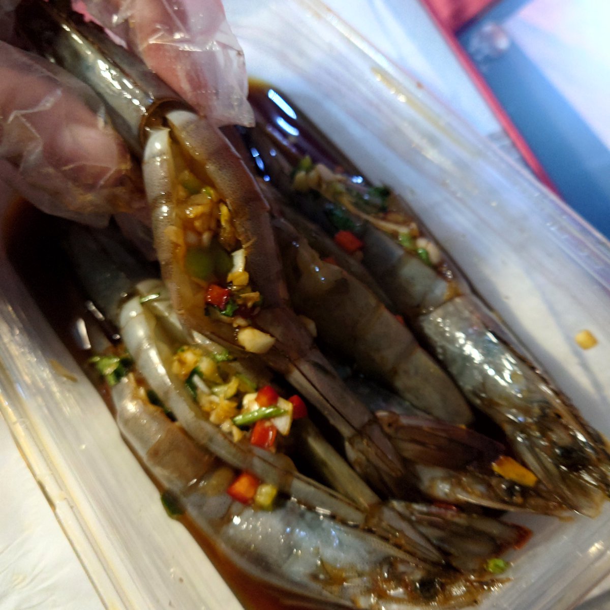 zetto_bot's tweet photo. 斥巨资(x)给自己打包了一份酱虾，爽到🤤 https://t.co/LUJ4KCr84b