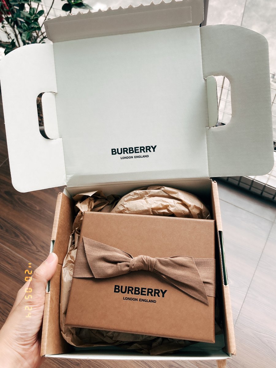 MustardsColonel's tweet image. Suddenly receiving a small gift 🎁 My mood is happy [Kiss R] [Kiss R] # Burberry # Card Pack # Burberry [Brand] # (1)