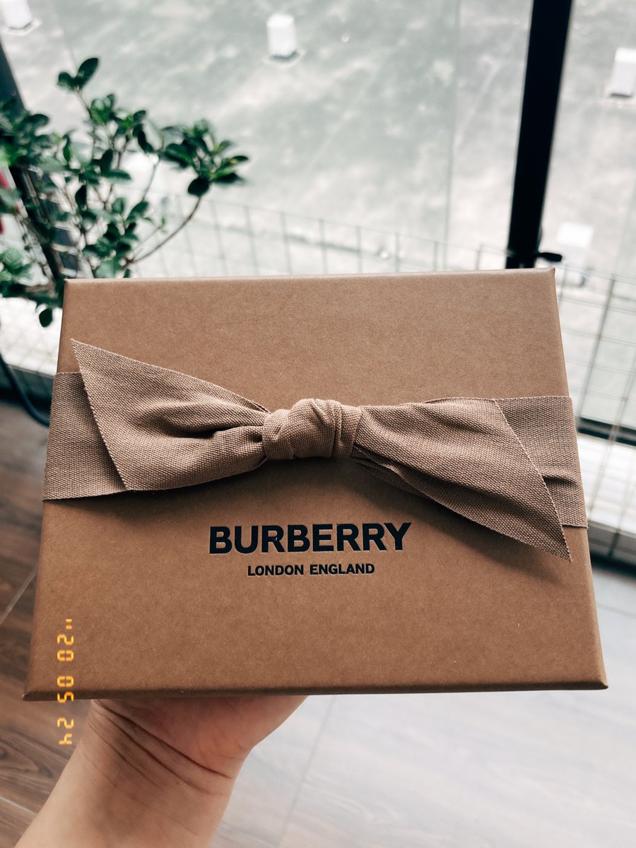 MustardsColonel's tweet image. Suddenly receiving a small gift 🎁 My mood is happy [Kiss R] [Kiss R] # Burberry # Card Pack # Burberry [Brand] # (1)