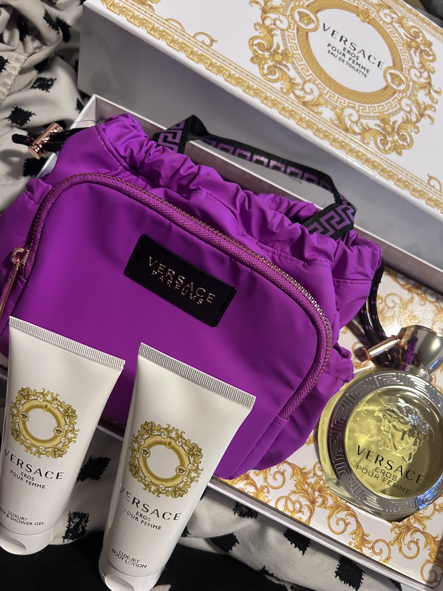 shopsosonja's tweet photo. @Versace never disappoints!!!  😍😍😍 https://t.co/mHM4tG7lOG