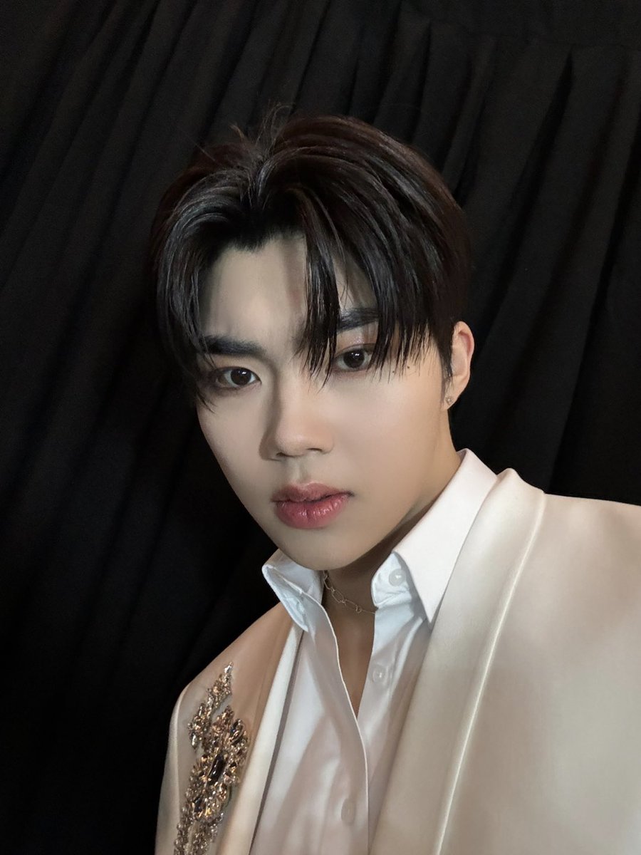 ZB1_official's tweet photo. _💌

제로즈 ! 우리가 함께 맞은 첫 크리스마스 재밌게 잘 보냈어요 ? 우리도 가요대전 무대 하면서 너무 재밌는 하루였어요 가수가 되어서 이렇게 나를 사랑해 주는 사람들과 함께 크리스마스를 보내니까 진짜 행복하더라구요 ㅎㅎ 
올해도 너무 고생했고 한 해 잘 마무리하고 내년, 더 예쁘게 보내자 알랍븅 ❤️💚❤️💚

#PARKGUNWOOK #박건욱
#ZEROBASEONE #ZB1 #제로베이스원