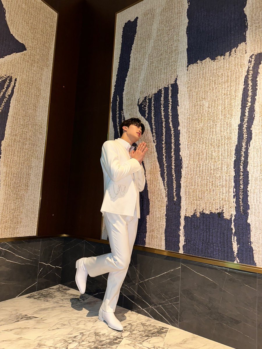 ZB1_official's tweet photo. _💌

제로즈 ! 우리가 함께 맞은 첫 크리스마스 재밌게 잘 보냈어요 ? 우리도 가요대전 무대 하면서 너무 재밌는 하루였어요 가수가 되어서 이렇게 나를 사랑해 주는 사람들과 함께 크리스마스를 보내니까 진짜 행복하더라구요 ㅎㅎ 
올해도 너무 고생했고 한 해 잘 마무리하고 내년, 더 예쁘게 보내자 알랍븅 ❤️💚❤️💚

#PARKGUNWOOK #박건욱
#ZEROBASEONE #ZB1 #제로베이스원