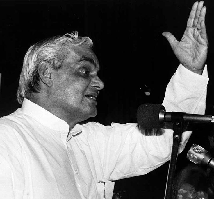 umda_panktiyaan's tweet photo. ये ज़मीं आसमां पे भारी है
ये न हारेगी और न हारी है, 

दुश्मनों से कहो कि भारत का
बच्चा-बच्चा अटल बिहारी है

~ राहत इंदौरी https://t.co/0a77cSXex3