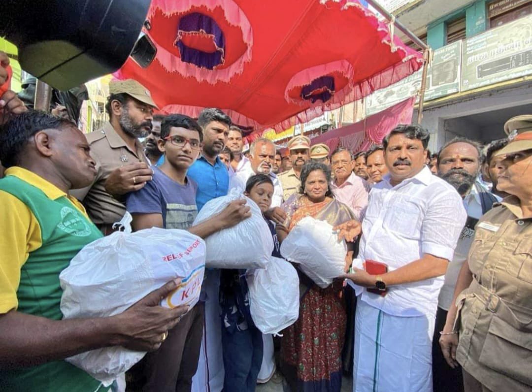 NainarBJP's tweet image. திருநெல்வேலி மாவட்டம் மழை வெள்ளத்தால்
பாதிக்கப்பட்ட மக்களுக்கு தெலுங்கானா மாநில மேதகு ஆளுநர் மற்றும் புதுச்சேரி மாநில துணை நிலை ஆளுநர் டாக்டர் தமிழிசை சௌந்தரராஜன் அவர்களுடன் நிவாரண பொருட்கள் வழங்கிய போது