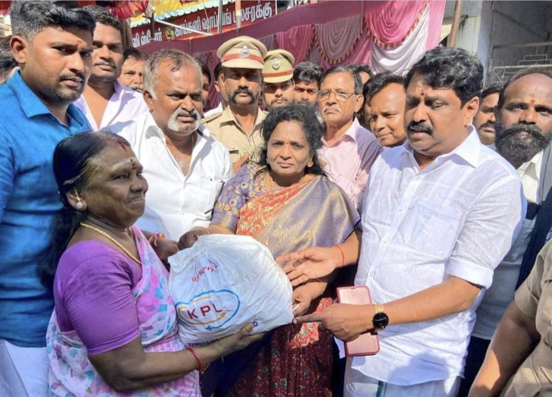 NainarBJP's tweet image. திருநெல்வேலி மாவட்டம் மழை வெள்ளத்தால்
பாதிக்கப்பட்ட மக்களுக்கு தெலுங்கானா மாநில மேதகு ஆளுநர் மற்றும் புதுச்சேரி மாநில துணை நிலை ஆளுநர் டாக்டர் தமிழிசை சௌந்தரராஜன் அவர்களுடன் நிவாரண பொருட்கள் வழங்கிய போது