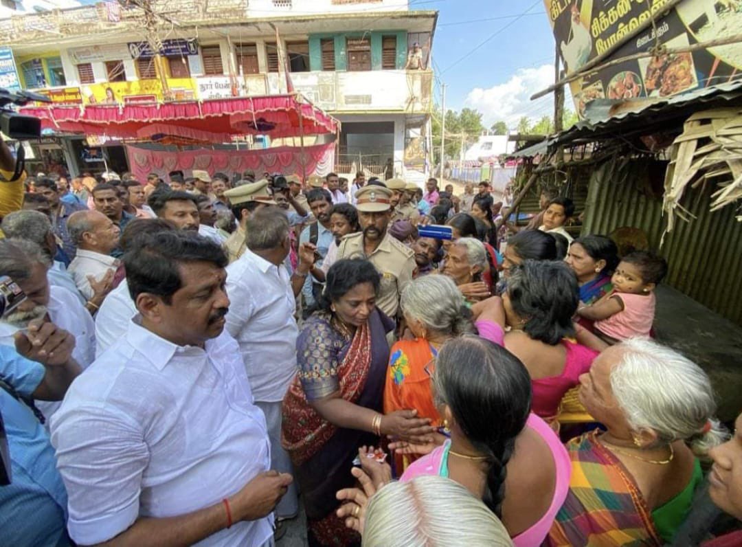 NainarBJP's tweet image. திருநெல்வேலி மாவட்டம் மழை வெள்ளத்தால்
பாதிக்கப்பட்ட மக்களுக்கு தெலுங்கானா மாநில மேதகு ஆளுநர் மற்றும் புதுச்சேரி மாநில துணை நிலை ஆளுநர் டாக்டர் தமிழிசை சௌந்தரராஜன் அவர்களுடன் நிவாரண பொருட்கள் வழங்கிய போது