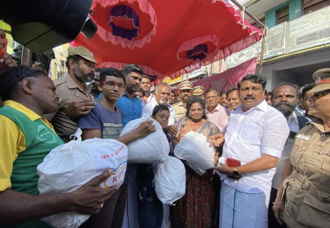 NainarBJP's tweet image. திருநெல்வேலி மாவட்டம் மழை வெள்ளத்தால்
பாதிக்கப்பட்ட மக்களுக்கு தெலுங்கானா மாநில மேதகு ஆளுநர் மற்றும் புதுச்சேரி மாநில துணை நிலை ஆளுநர் டாக்டர் தமிழிசை சௌந்தரராஜன் அவர்களுடன் நிவாரண பொருட்கள் வழங்கிய போது