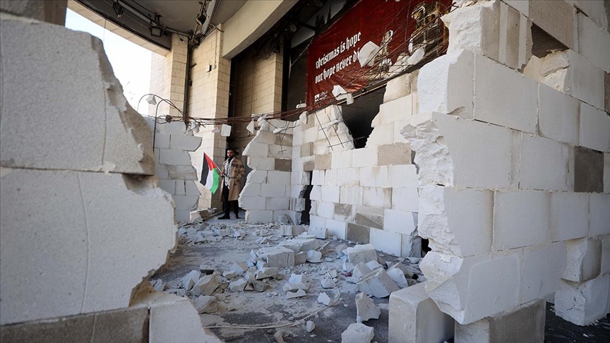 Ramallah Belediyesi'nin önüne Gazze'yle dayanışma için Noel ağacı yerine yıkılmış oda maketi yerleştirildi. İşgal altındaki Batı Şeria'nın Ramallah Belediye binasının önüne, İsrail'in Gazze Şeridi'ne yönelik devam eden saldırılarının bıraktığı yıkıma dikkati çekmek için Noel…