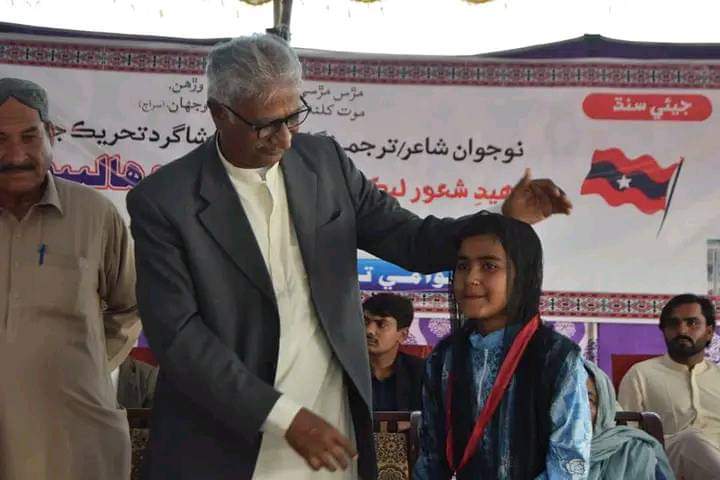 SST_Sindhi's tweet photo. شھيد سراج احمد ھاليپوٽو جي پھرين ورسي ۽ "سڌريل سماج جي اڏاوت ۾ علم جو ڪردار" جي عنوان سان تقريري مقابلي ۾ پوزيشنون حاصل ڪندڙن شاگردن کي عوامي تحريڪ جو مرڪزي صدر لال جروار صاحب ـ مرڪزي نائب صدر ادي حورالنساء پليجو ۽ ٻيا مرڪزي اڳواڻ ايوارڊ ڏيندي
#SST 
#Awamitahreek https://t.co/0PFz2w5VLT