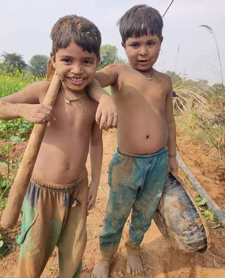 SandeepSinghro9's tweet photo. उम्मीदें तैरती है,, किस्तया डूब जाती हैं,,
  कुछ घर सलामत रहते हैं आंधियां जब भी आती हैं,,,

रूबरू है हम इन सब सरकारों से,,,
  मिली कुर्सी तो अपने बाप को भी भूल जाते हैं,,, https://t.co/MuB5vEbEJb