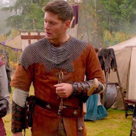 castielfucker's tweet photo. ROUND 1:
HANDMAIDEN (chainmail, leather arm guards, wooden sword) vs FAITH DEAN (dark grey hoodie, zip-up jacket, dismal look of impending death) https://t.co/MTq7ZUHcAs