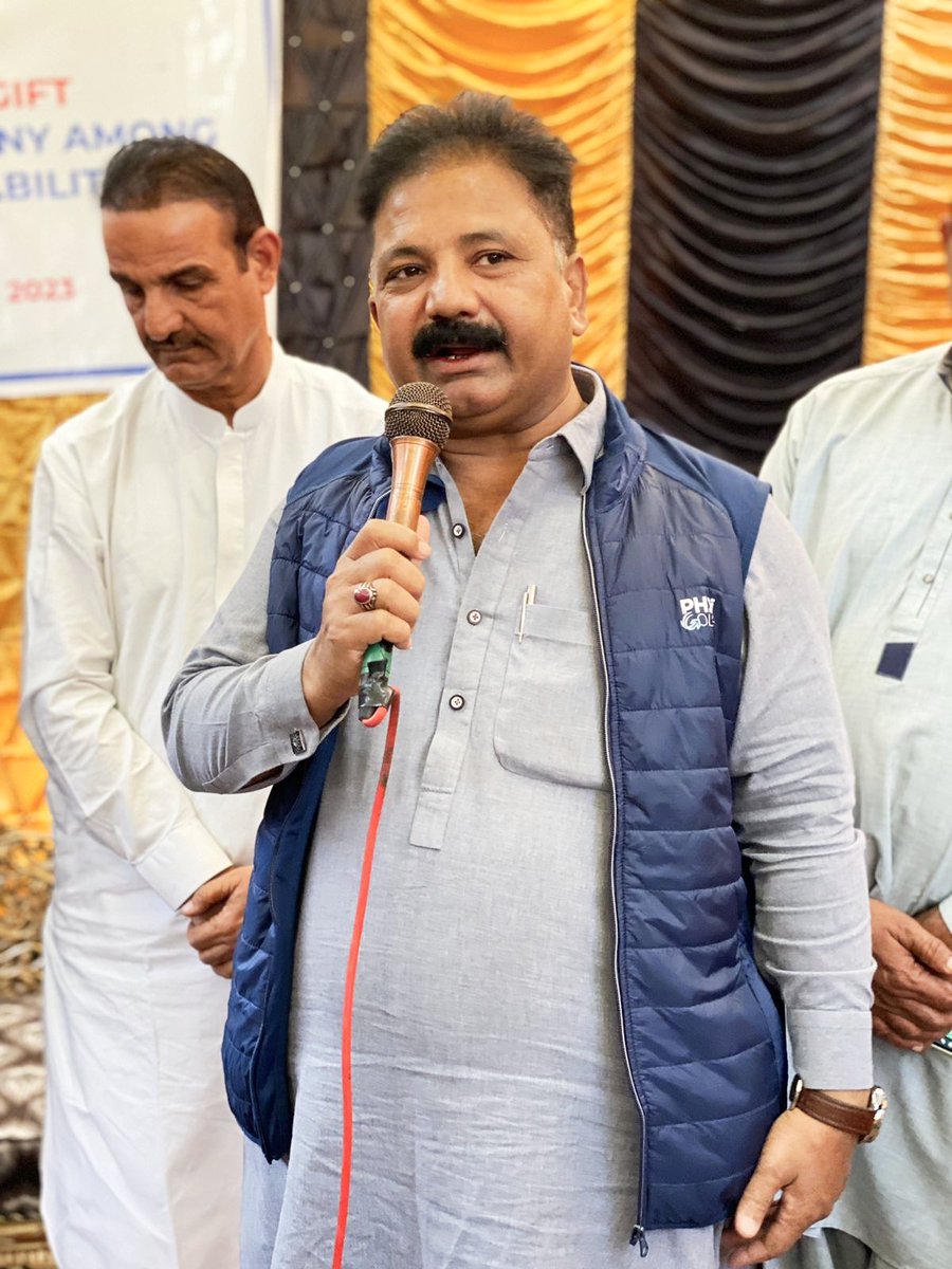 ShakeelChPPP's tweet photo. معذور افراد کی تنظیم ڈس ایبلڈ ایسوسی ایشن کے صدر جاوید رئیس کی جانب سے لیاری کے معذوروں میں اسپورٹس ویل چیئر و گفٹس تقسیم کرنے کی تقریب میں ٹاؤن چیئرمین لیاری ناصر کریم بلوچ کے ہمراہ شرکت اور معذور افراد سے اظہار یکجہتی
#Thankful Javed Raees for your cooperation
#Disabil #Lyari https://t.co/QwPL29fXVG