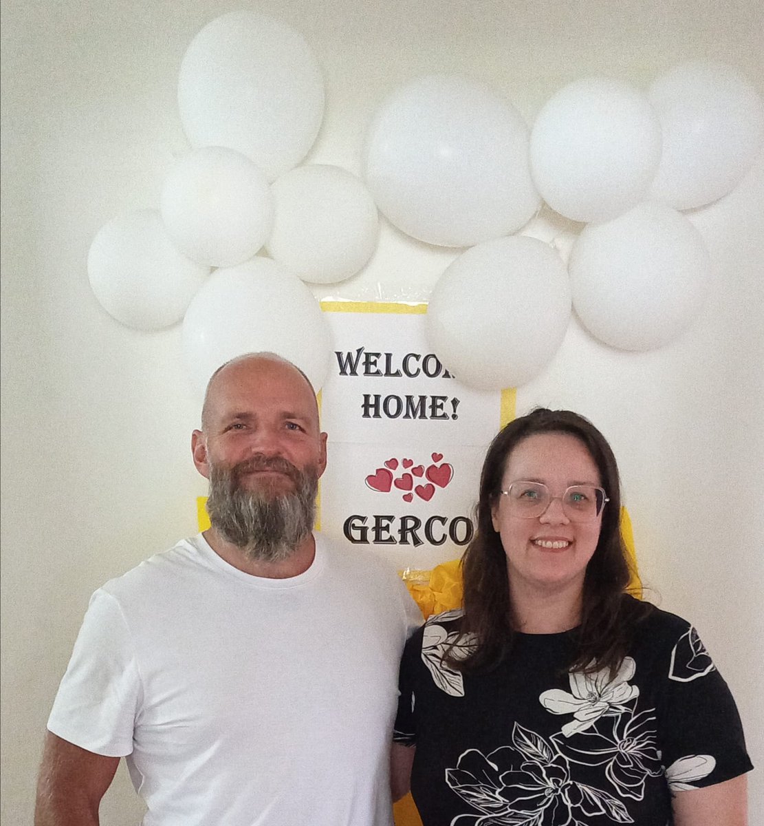 CHANSONRomain's tweet photo. Première photo de l'ancien otage sud-africain Gerco van Deventer, enfin chez lui, pile pour Noël après 6 ans de détention dans le désert sahélien, notamment auprès du JNIM. 🥹 Welcome home #Gerco https://t.co/odLCztYqSW