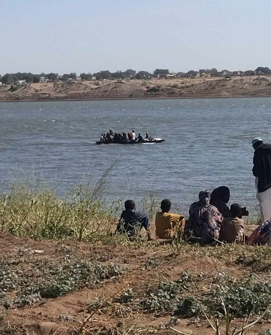 ⭕مشاهد من الارض:

الحاج عبد الله حصار ، و قذائف و موت مجاني كتير و وضع مزري الطلوع الا بمراكب صغيرة. 

لانو الدعم السريع ماسك البنطون . نساء و أطفال مرضي و حوامل مالين البحر ، قرية اسمها الشيخ السماني بعاينوا للناس وهي بتموت من التعب و المرض و الخوف ، شبح الموت محاصرنا في الضفة