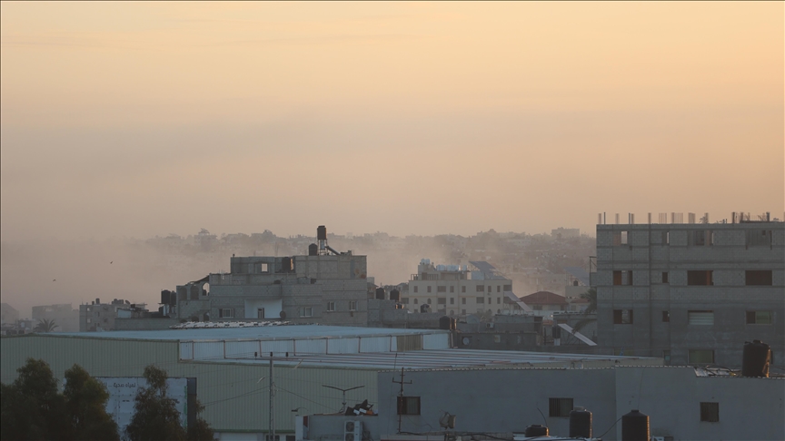 İsrail ordusu, Gazze Şeridi'nin güneyindeki Han Yunus kentinde iki eve düzenlediği saldırılarda en az 23 Filistinliyi öldürdü.