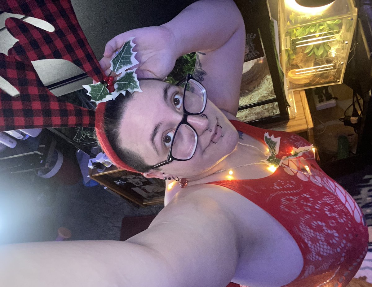 Psychokitty424's tweet photo. Merry crisis, huge holiday drop on onlyfans!!! https://t.co/6LSgNaHq11 https://t.co/0fEQUuKBHr