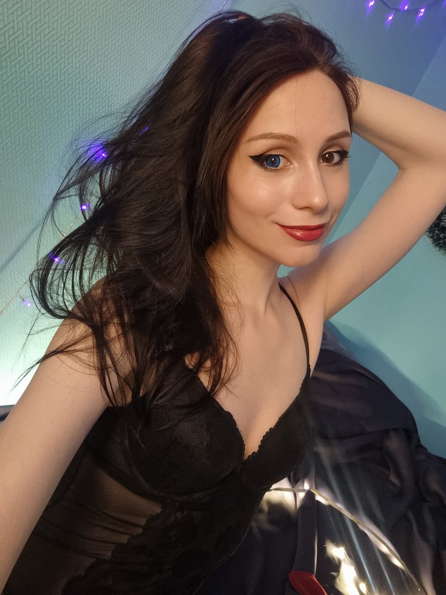 В перерывах между нервными срывами я выгляжу очень даже хорошо.
Осталось подгадать даты мытья головы и истерики в новогоднюю ночь.