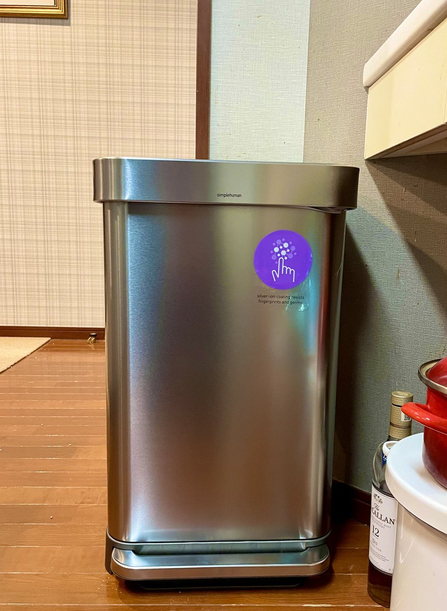 703_anny's tweet photo. とうとう夢にまで見た憧れのゴミ箱を買った✨
独立してから23年間、ゴミ箱を買うのははじめてだったから今さらほしくないゴミ箱は買わないとずっとランドリーボックスをゴミ箱がわりに代用してきたけど、タガを外してポチることにした。いい‼︎
#simplehuman https://t.co/Gz2IRNV45F